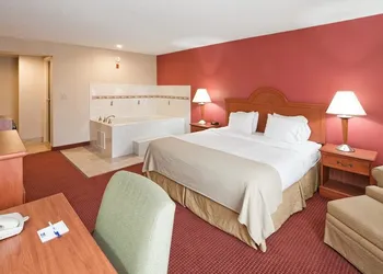 Quality Inn & Suites Lawrenceburg hotel thumbnail 5