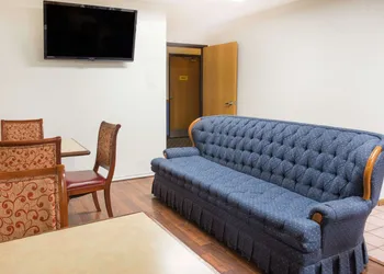 Super 8 by Wyndham Monmouth IL hotel thumbnail 2