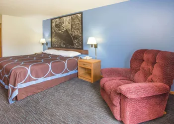 Super 8 by Wyndham Monmouth IL hotel thumbnail 5