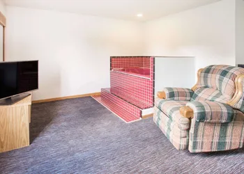 Super 8 by Wyndham Monmouth IL hotel thumbnail 8
