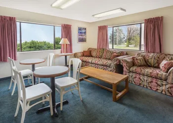 Super 8 by Wyndham Hebron Lowell Area hotel thumbnail 2