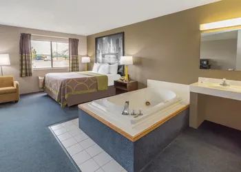 Super 8 by Wyndham Hebron Lowell Area hotel thumbnail 6