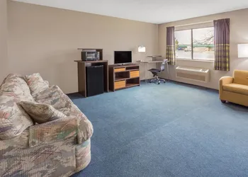 Super 8 by Wyndham Hebron Lowell Area hotel thumbnail 7