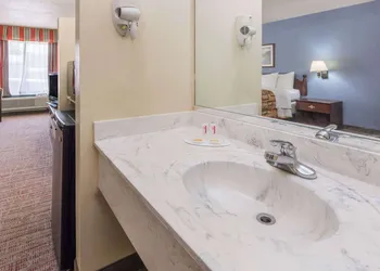 Days Inn by Wyndham Rayne/Crowley hotel thumbnail 7