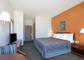 Days Inn by Wyndham Butler hotel thumbnail 2