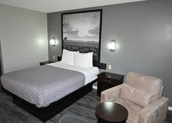 Super 8 by Wyndham Higginsville hotel thumbnail 8