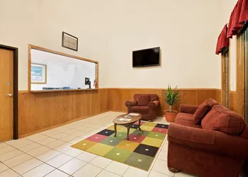 Super 8 by Wyndham Marshall hotel thumbnail 2