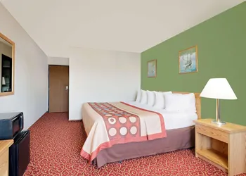 Super 8 by Wyndham Marshall hotel thumbnail 6