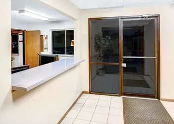 Super 8 by Wyndham Blair hotel thumbnail 2