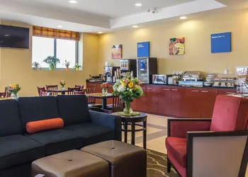 Comfort Inn & Suites LaGuardia Airport hotel thumbnail 2