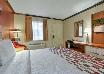 Red Roof Inn Uhrichsville hotel thumbnail 6