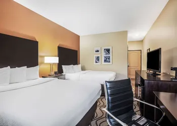 La Quinta Inn & Suites by Wyndham Beeville hotel thumbnail 7