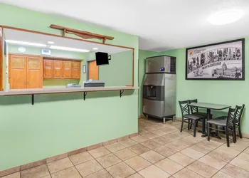 Super 8 by Wyndham Waynesburg hotel thumbnail 2