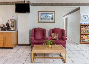 Days Inn by Wyndham Bedford hotel thumbnail 3