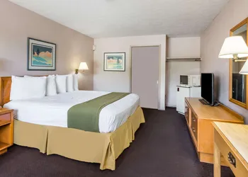 Days Inn by Wyndham Bedford hotel thumbnail 4