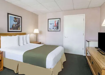 Days Inn by Wyndham Bedford hotel thumbnail 5