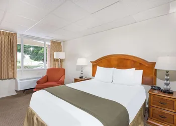 Days Inn by Wyndham Bedford hotel thumbnail 7