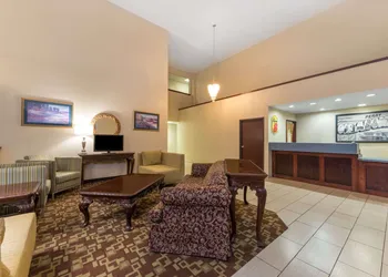Super 8 by Wyndham Perry hotel thumbnail 2