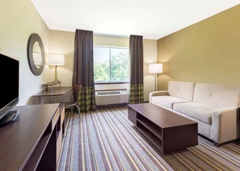 Super 8 by Wyndham Perry hotel thumbnail 8