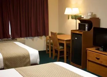 AmericInn by Wyndham Manitowoc hotel thumbnail 2