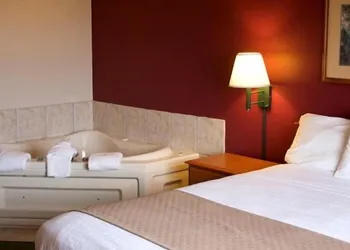 AmericInn by Wyndham Manitowoc hotel thumbnail 3