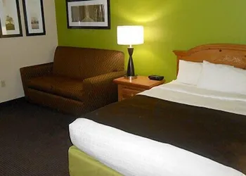 AmericInn by Wyndham Manitowoc hotel thumbnail 4