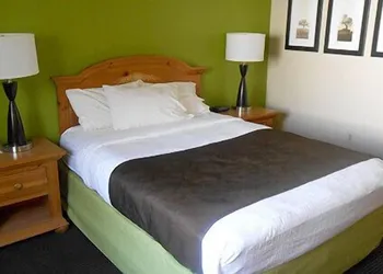AmericInn by Wyndham Manitowoc hotel thumbnail 6