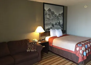 Super 8 by Wyndham Redfield hotel thumbnail 4
