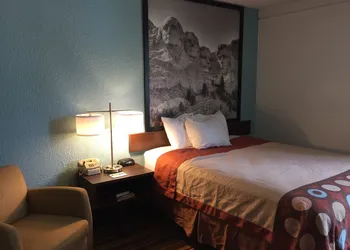 Super 8 by Wyndham Redfield hotel thumbnail 5