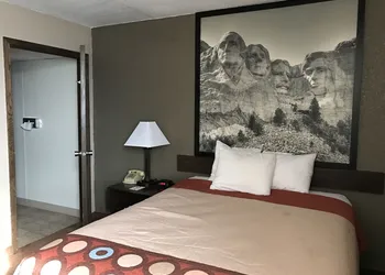 Super 8 by Wyndham Redfield hotel thumbnail 8