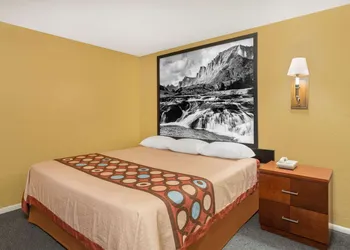 Super 8 by Wyndham Diamondville Kemmerer hotel thumbnail 8