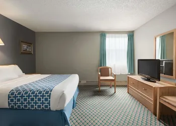 Travelodge by Wyndham Edmonton Airport hotel thumbnail 5