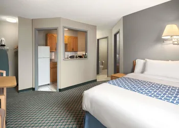 Travelodge by Wyndham Edmonton Airport hotel thumbnail 6