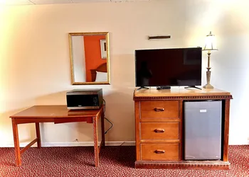 Lively Inn & Suites hotel thumbnail 5
