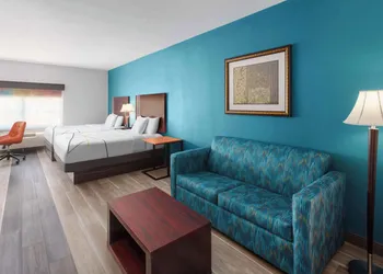 La Quinta Inn & Suites by Wyndham Woodward hotel thumbnail 4