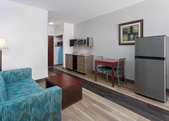 La Quinta Inn & Suites by Wyndham Woodward hotel thumbnail 5