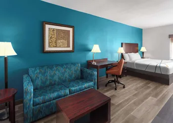La Quinta Inn & Suites by Wyndham Woodward hotel thumbnail 6