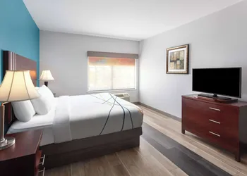 La Quinta Inn & Suites by Wyndham Woodward hotel thumbnail 7