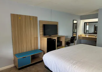 Days Inn by Wyndham Charlotte University hotel thumbnail 2