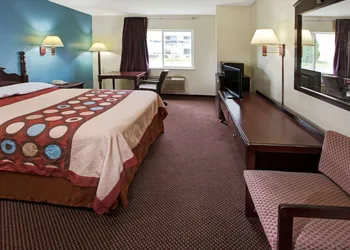 Super 8 by Wyndham Heath/Newark hotel thumbnail 3