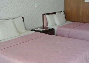 RoseWood Inn hotel thumbnail 7