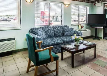Econo Lodge Inn & Suites Southeast hotel thumbnail 2