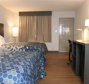 Econo Lodge Inn & Suites Southeast hotel detail image 7