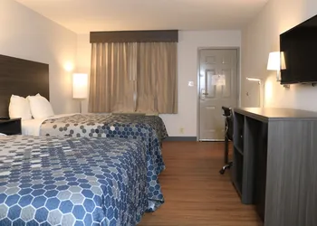 Econo Lodge Inn & Suites Southeast hotel thumbnail 7