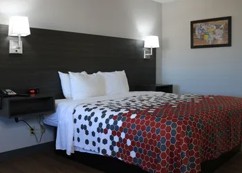 Econo Lodge Inn & Suites Southeast hotel thumbnail 8