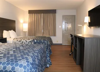 Econo Lodge Inn & Suites Southeast hotel thumbnail 7