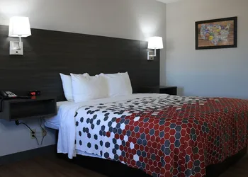 Econo Lodge Inn & Suites Southeast hotel thumbnail 8