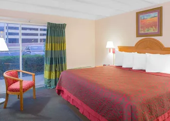 Days Inn by Wyndham Tallahassee University Center hotel thumbnail 2