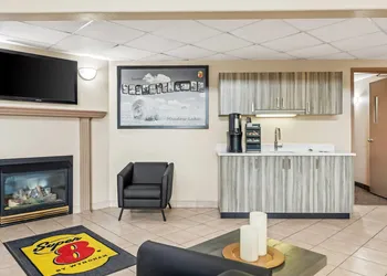 Super 8 by Wyndham Meadow Lake hotel thumbnail 2