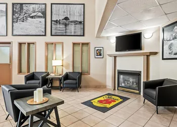 Super 8 by Wyndham Meadow Lake hotel thumbnail 3